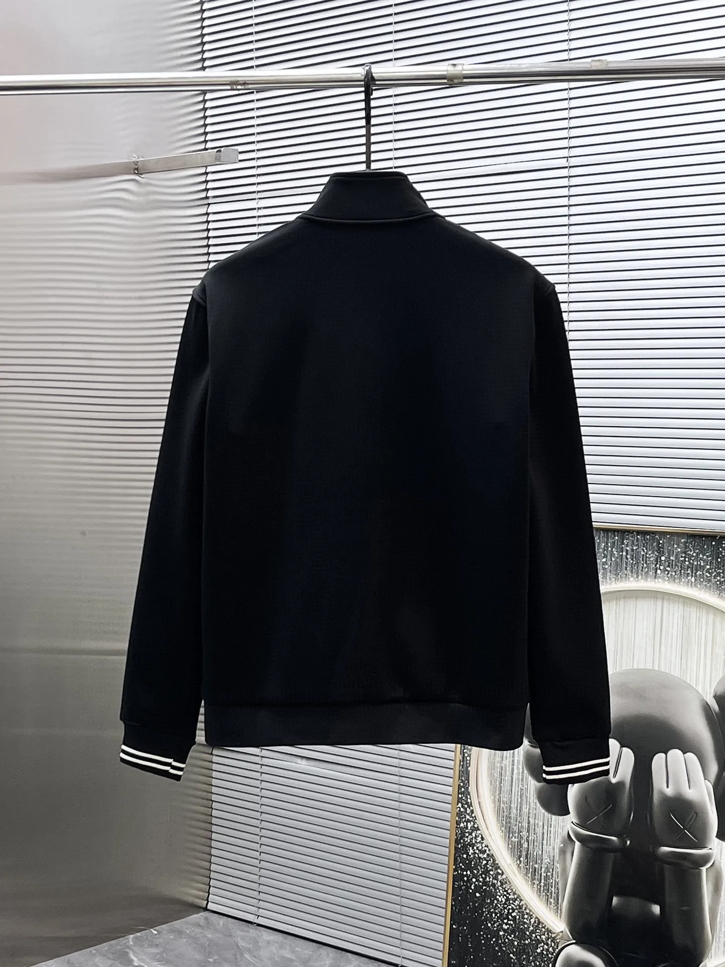 🅿️720 LV hot-selling suit is coming. Focus on the original version of the official website. 2025 new hot-selling cardigan suit. The original order is the best. 🇭🇰The meticulous work of top designers. It has a fitting and perfect upper body effect. All-natural high-quality Tencel Roman cotton 100%, close-fitting comfort, noble and elegant! Original hardware embodies elegance and nobility! Counter size: M-3XL (maximum wear up to 190 pounds)